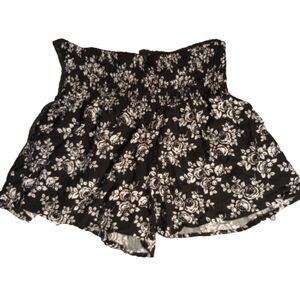 Soho Lady Women's Size Large Black and White Floral Shorts